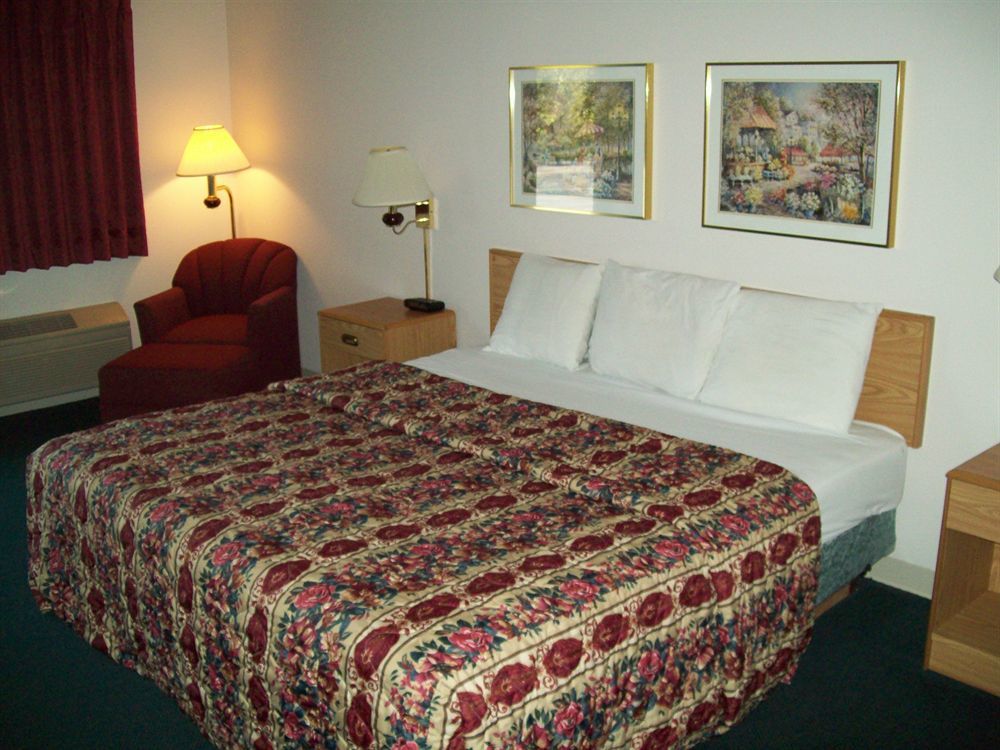 Days Inn By Wyndham Grove Exterior photo